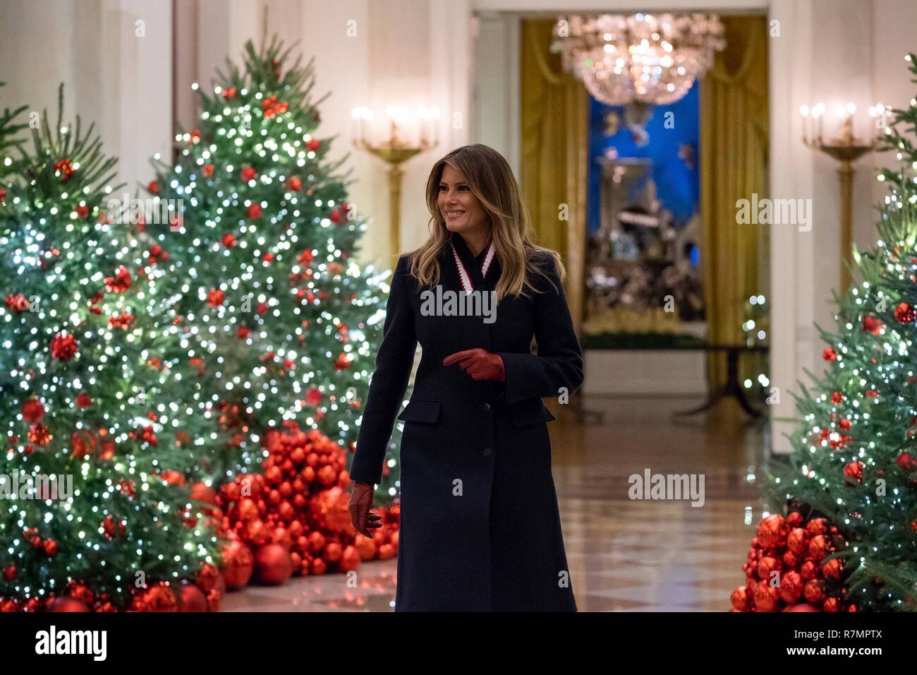 First Lady der USA Melania Trump bei einer Überprüfung der Urlaub Dekor in der Halle des Weißen Hauses November 25, 2018 in Washington, DC. Die Einrichtung war von der ersten Dame Melania Trump entworfen und unter dem Motto "American Schätze." Stockfoto