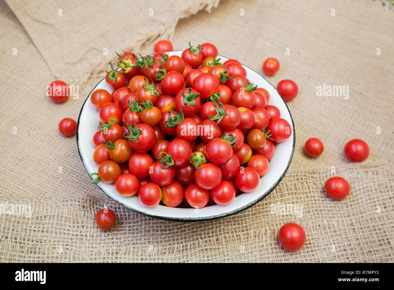 Kirsche Tomaten in eine Schüssel Reif Stockfoto