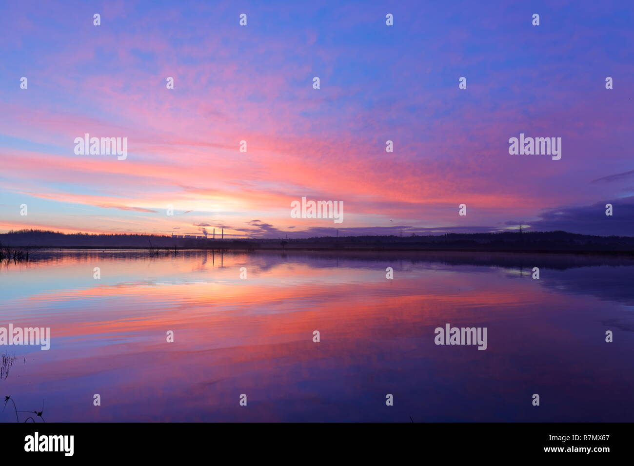 Sonnenaufgang über einem See am RSPB Fairburn Ings Stockfoto