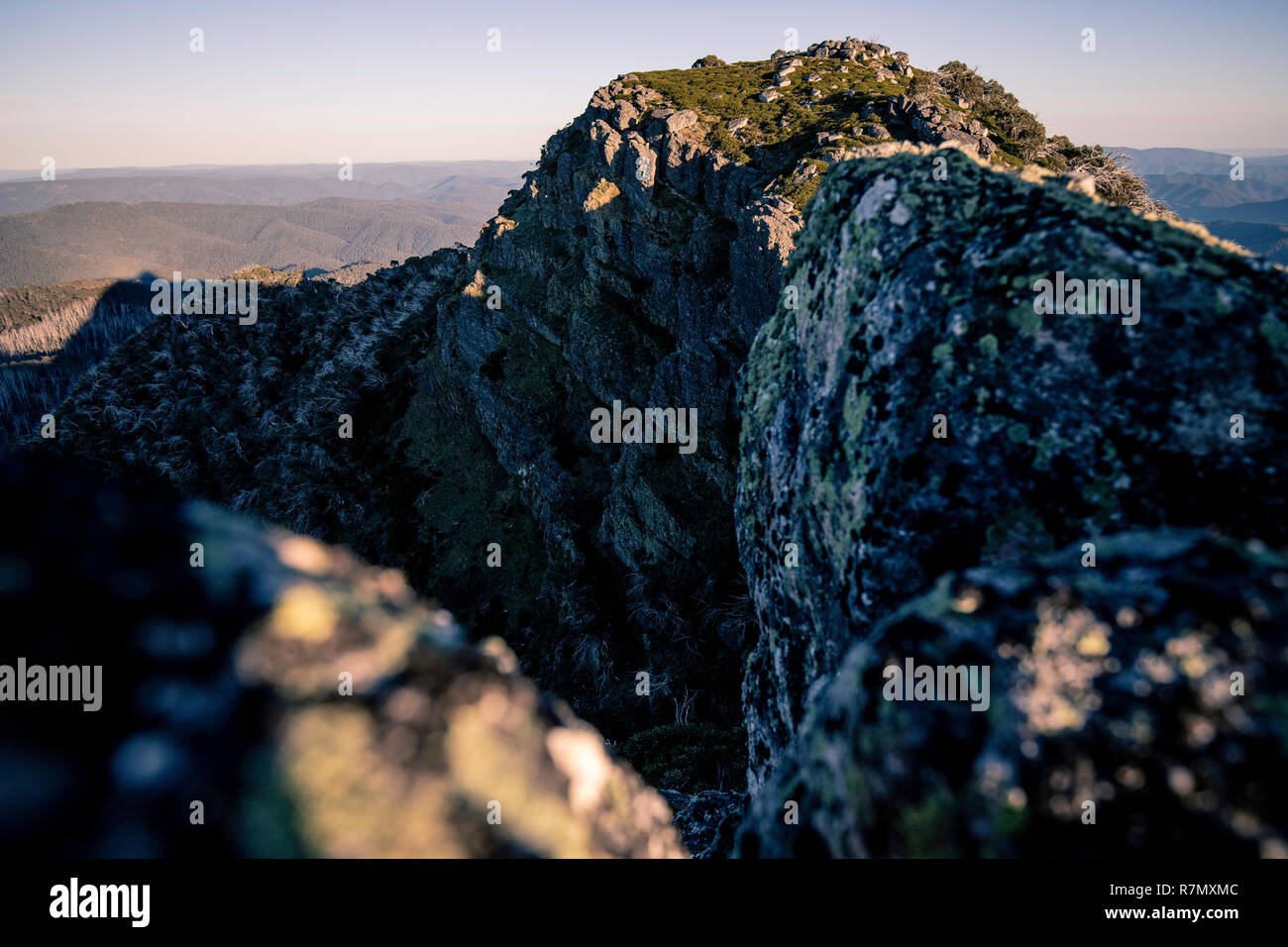 Sonnenaufgang über den Bergen der Australischen Alpen. Stockfoto