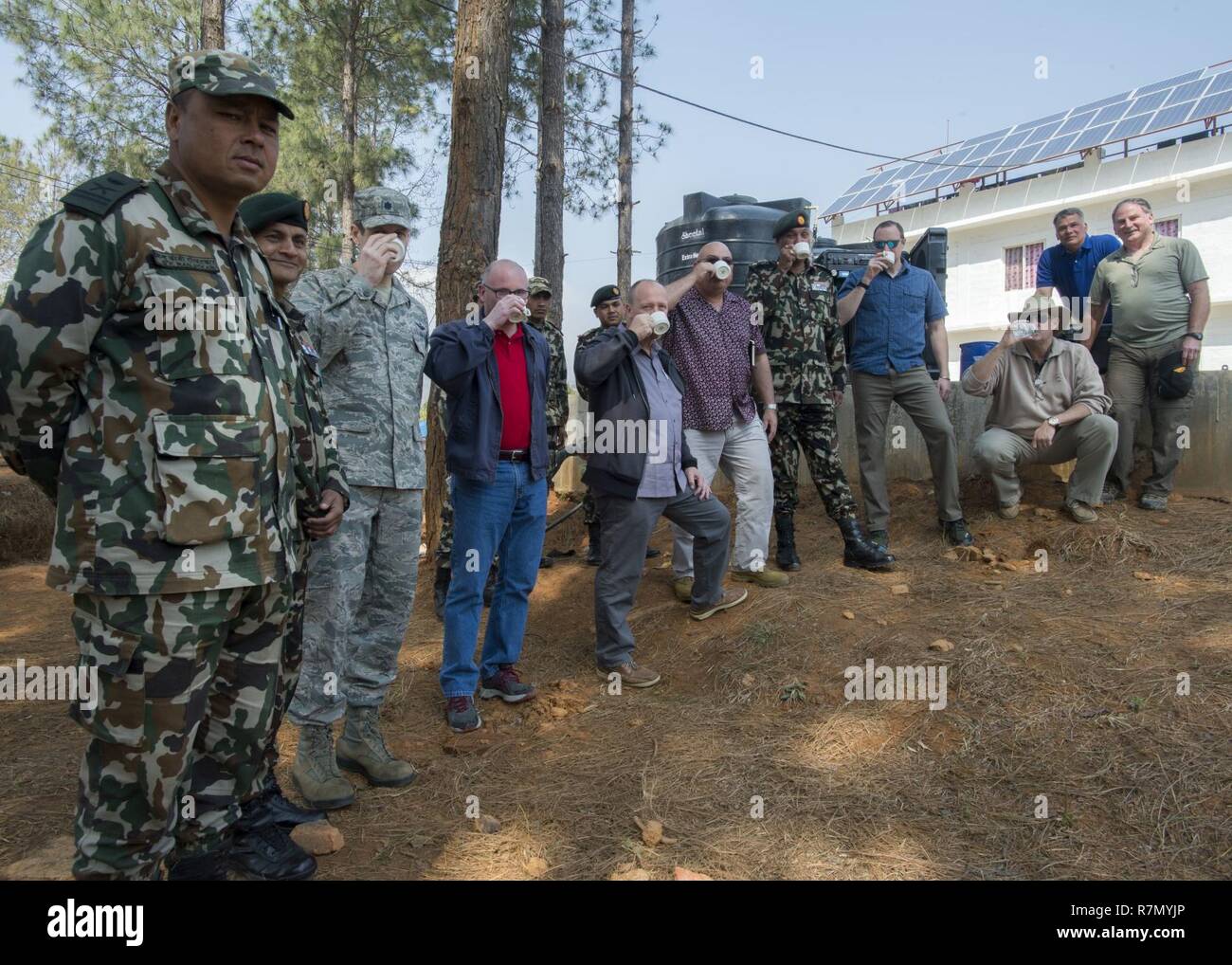 Mitarbeiter, die in der nepalesischen Birendra Peace Operations Training Center während der Übung Shanti Prayas III test Trinkwasser aus einer wasserreinigungssystem als Teil der Net Zero Initiative installiert gereinigt. Die Net Zero-Initiative, die auf Energie, Wasser und Abfall Sanierung konzentriert, ist ein Pilotprogramm, das auf die Nutzung der Sonnenenergie mit einem Minimum an Generator Zurück nach oben setzt als Option mehr autark zu werden. Mit dieser Initiative, die BPOTC, jetzt mit einem wasserreinigungssystem mit Hilfe dieser Optionen im Energiebereich bewaffnet, können jetzt produzieren fast 5.000 Liter sauberes Wasser pro Tag. Stockfoto