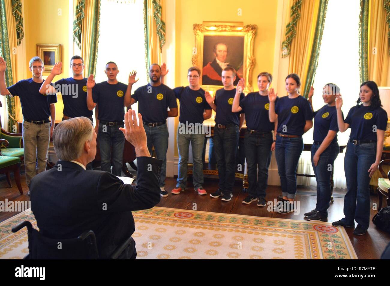 AUSTIN - (20. März 2017) Texas Gouverneur Greg Abbott verwaltet die Eid der Rekrutierung zu 10 zukünftige Segler von Marine-einziehende Bezirk San Antonio im Governor's Mansion während Marine Woche. Amtieren die Zeremonie war Navy Vice Chief Information hintere Adm. Robert Durand, der eine Proklamation aus dem Gouverneur, März 18-24, 2017, wie Marine Woche erhalten. In Texas Hauptstadt ist Hosting Mitglieder der US-Navy während Austin Marine Woche, März 18-24, zeitgleich mit Rodeo Austin und Lager zeigen. Austin Marine Woche ist der 2. von 15 Marine Wochen im Jahr 2017, die eine Vielzahl von Vermögenswerte, Anlagen konzentrieren, Stockfoto