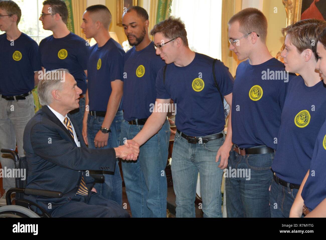 AUSTIN - (20. März 2017) Texas Gouverneur Greg Abbott gratuliert Josua Suaseda von Bay City, Michigan, nach Verabreichung der Eid der Anwerbung der künftigen Seeleute von Marine-einziehende Bezirk San Antonio im Governor's Mansion während Marine Woche. Amtieren die Zeremonie war Navy Vice Chief Information hintere Adm. Robert Durand, der eine Proklamation aus dem Gouverneur, März 18-24, 2017, wie Marine Woche erhalten. In Texas Hauptstadt ist Hosting Mitglieder der US-Navy während Austin Marine Woche, März 18-24, zeitgleich mit Rodeo Austin und Lager zeigen. Austin Marine Woche ist der 2. von 15 Marine Wee Stockfoto