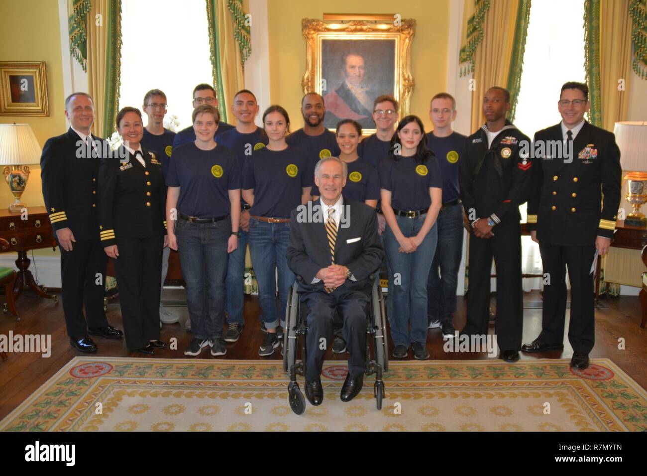 AUSTIN - (20. März 2017) Texas Gouverneur Greg Abbott den Eid der Rekrutierung zu 10 zukünftige Segler von Marine-einziehende Bezirk San Antonio im Governor's Mansion während Marine Woche verabreicht. Amtieren die Zeremonie war Navy Vice Chief Information hintere Adm. Robert Durand, der eine Proklamation aus dem Gouverneur, März 18-24, 2017, wie Marine Woche erhalten. In Texas Hauptstadt ist Hosting Mitglieder der US-Navy während Austin Marine Woche, März 18-24, zeitgleich mit Rodeo Austin und Lager zeigen. Austin Marine Woche ist der 2. von 15 Marine Wochen im Jahr 2017, die eine Vielzahl von Vermögenswerten konzentrieren, Ausrüstung Stockfoto