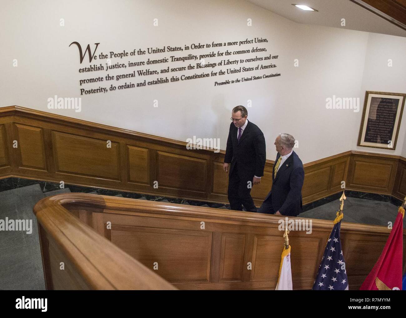 Verteidigungsminister Jim Mattis Hosts eine verbesserte Ehre cordon für Finnlands Verteidigungsminister Jussi Niinisto im Pentagon in Washington, D.C., 21. März 2016. Stockfoto