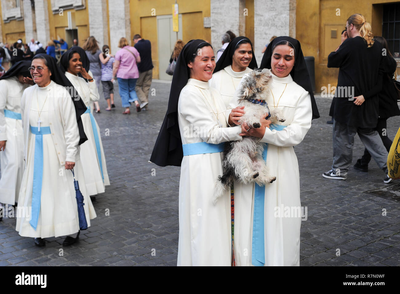 Nonnen mit Hund auf dem Petersplatz in Vaticano aufgeführten Weltkulturerbe  von der UNESCO im Vatikan, Rom, Italien. 4. Mai 2011 © wojciech  Strozyk/Alamy Stock P Stockfotografie - Alamy