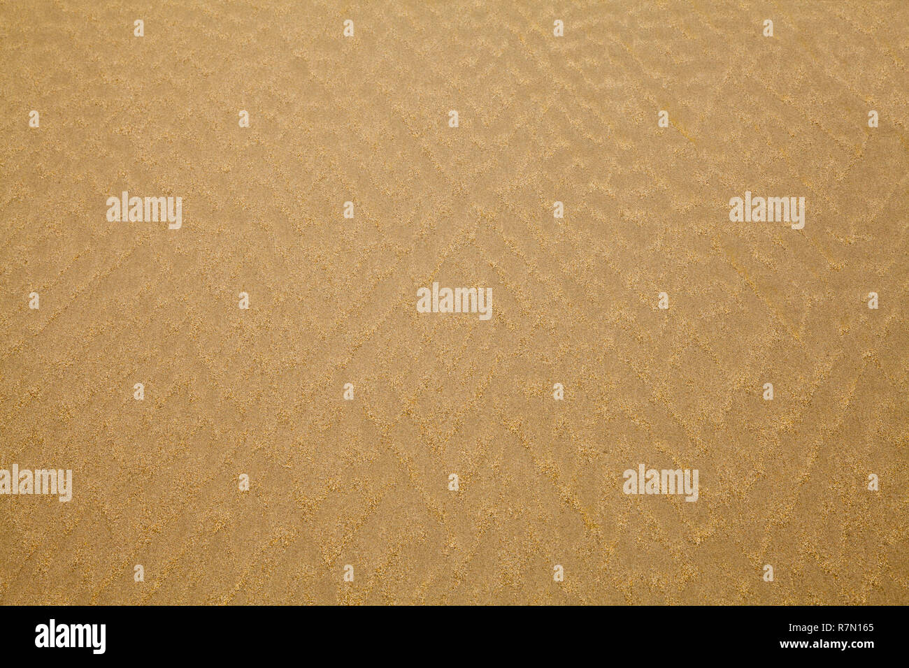 Tan Strand Sand mit Welligkeit Muster Hintergrund. Stockfoto