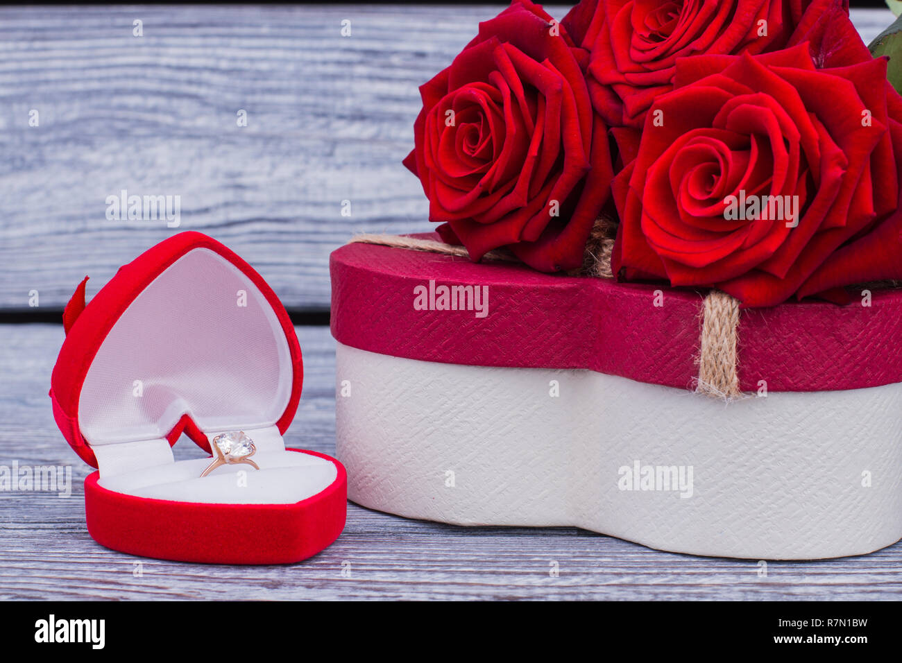 Rosen Und Geschenkbox Mit Diamant Ring Close Up Box Mit Rotem Samt Verlobungsring Und Bluhende Blumen Auf Holz Hintergrund Valentines Tag Konzept Stockfotografie Alamy