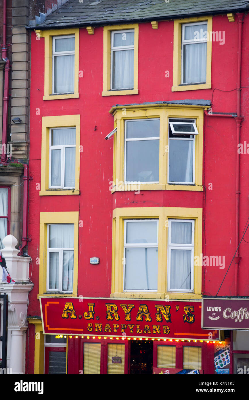 Heruntergekommene Gebäude direkt am Meer in Morecambe, Lancashire, UK. Stockfoto