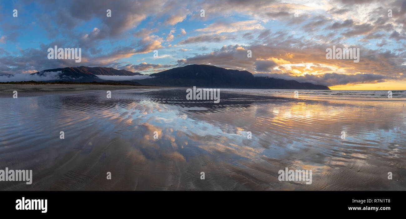 Sonnenuntergang auf West Coast, Neuseeland Stockfoto