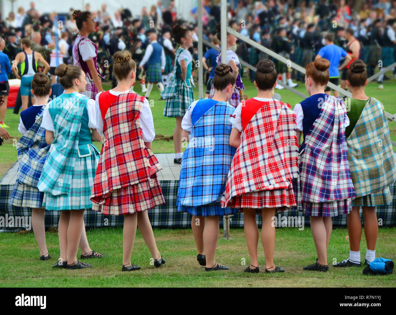 Junge tartan kilted Mädchen/Frau warten in der Highland Fling und Schwert Tanz Veranstaltungen an den Highland Games in Aboyne, Schottland Stockfoto