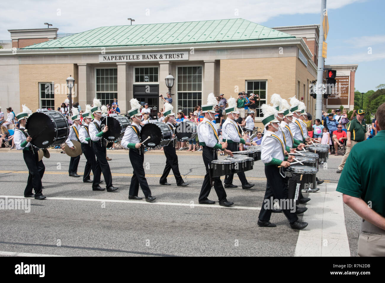 Naperville, Illinois, United States-May 29,2017: Memorial Day Parade mit Waubonsie Valley High School Band in die Innenstadt von Naperville, Illinois Stockfoto