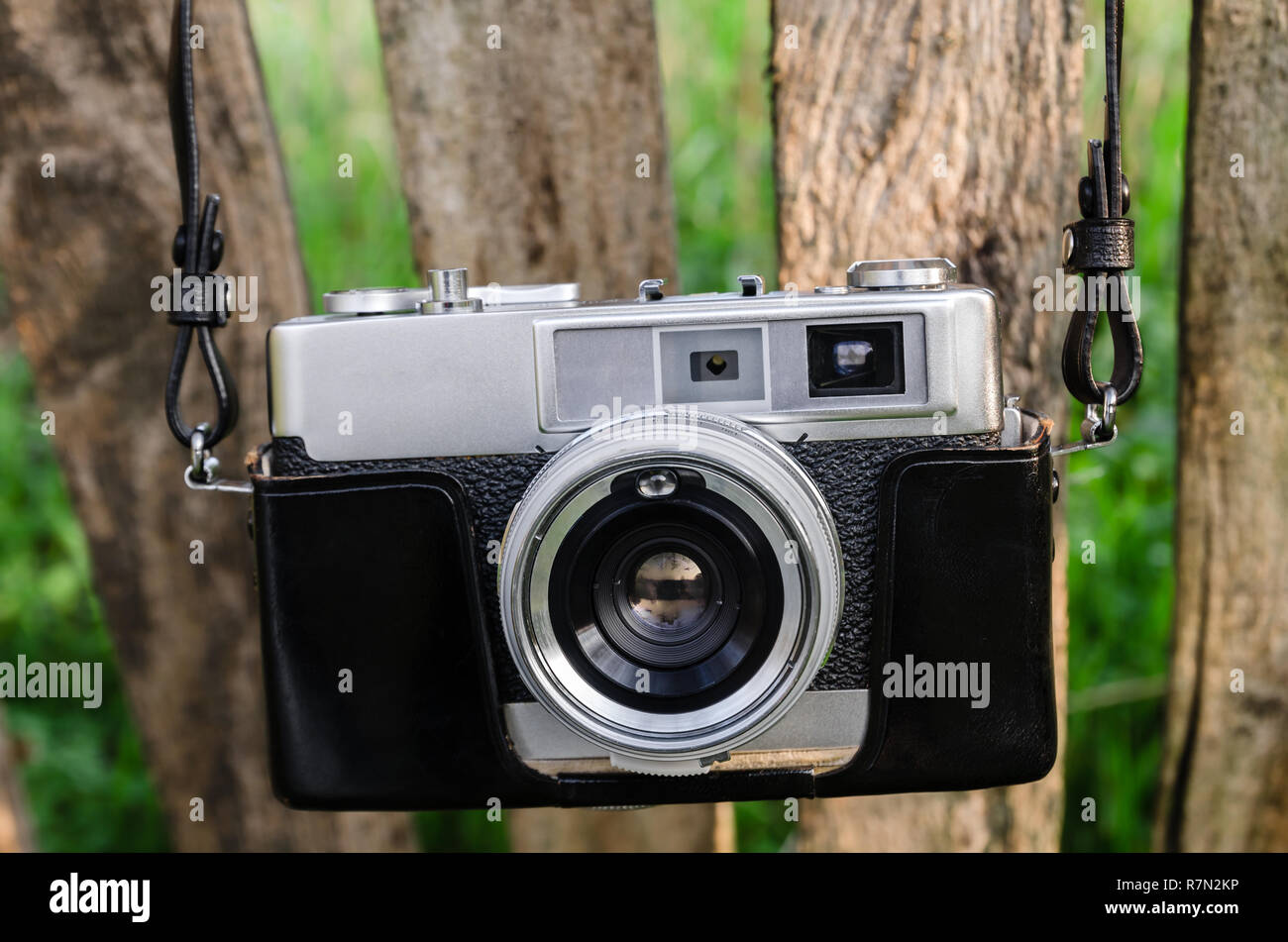 Die retro Kamera hängt an der alten hölzernen Zaun. Stockfoto