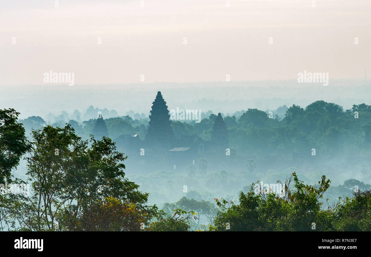 Angkor Wat sonnigen Tag Hauptfassade silhouette inmitten Misty grünen Wald. Tele von Phnom Bakheng. Weltberühmte Tempel in Kambodscha, touristische Reisen des Stockfoto