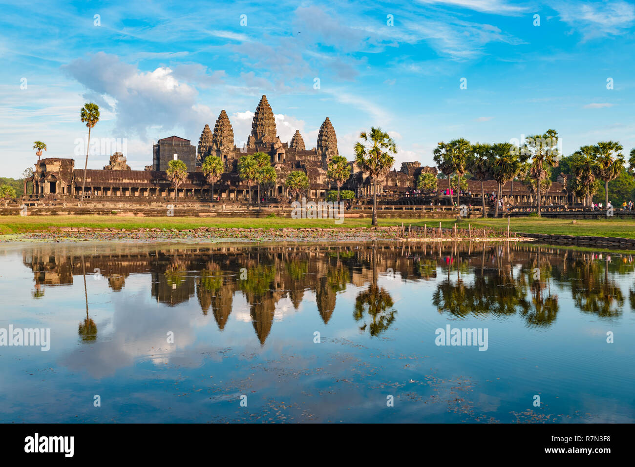 Angkor Wat sonnigen Tag blauer Himmel Hauptfassade Reflexion über Wasser Teich Abendlicht. Weltberühmte Tempel in Kambodscha, touristische Reiseziel. Stockfoto