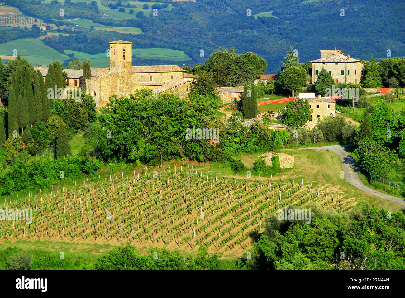 Ausblick auf die Landschaft und einem Bauernhaus in der Nähe von Montalcino, Val d'Orcia, Toskana, Italien. Montalcino ist berühmt für seinen Brunello di Montalcino Wein. Stockfoto