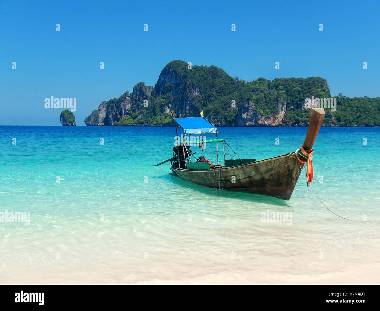 Longtail Boot bei Ao Yongkasem Strand auf Koh Phi Phi Don Island, Provinz Krabi, Thailand verankert. Koh Phi Phi Don ist ein Teil der Marine National Park. Stockfoto