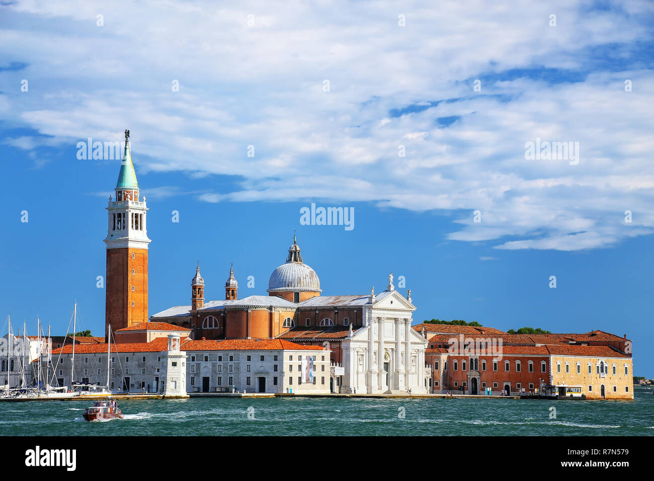 Die Insel San Giorgio Maggiore in Venedig, Italien. Venedig ist auf eine Gruppe von 117 kleinen Inseln, die durch Kanäle getrennt sind und durch eine Brücke verbunden gelegen Stockfoto