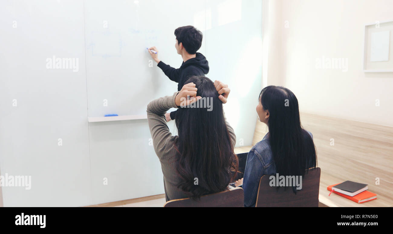 Die Studentin fühlte sie eine Kopfschmerzen und eine ernste Lehrer nicht verstehen. Stockfoto