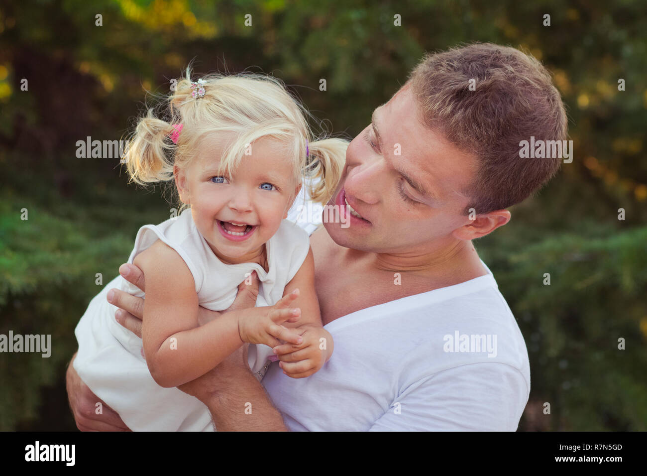 Familie Szene hübscher junger Vater Vater posiert mit seiner kleinen Tochter im Central Park Wald sommer wiese glückliches Leben Zeit Urlaub reisen. Stockfoto