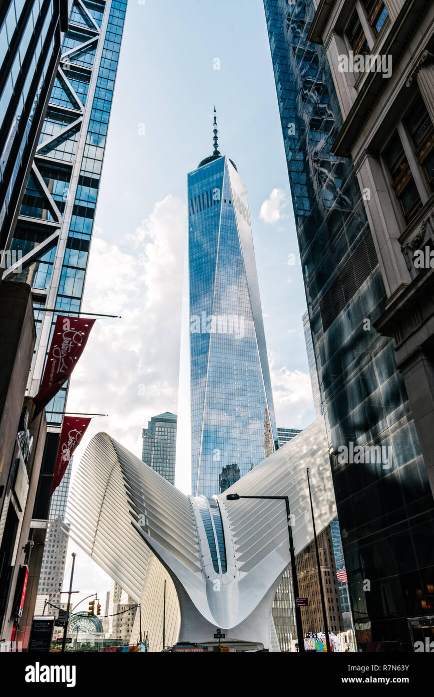 New York City, USA - 24. Juni 2018: Blick auf das World Trade Center Transport Hub oder Oculus und das One World Trade Center im Finanzdistrikt Stockfoto