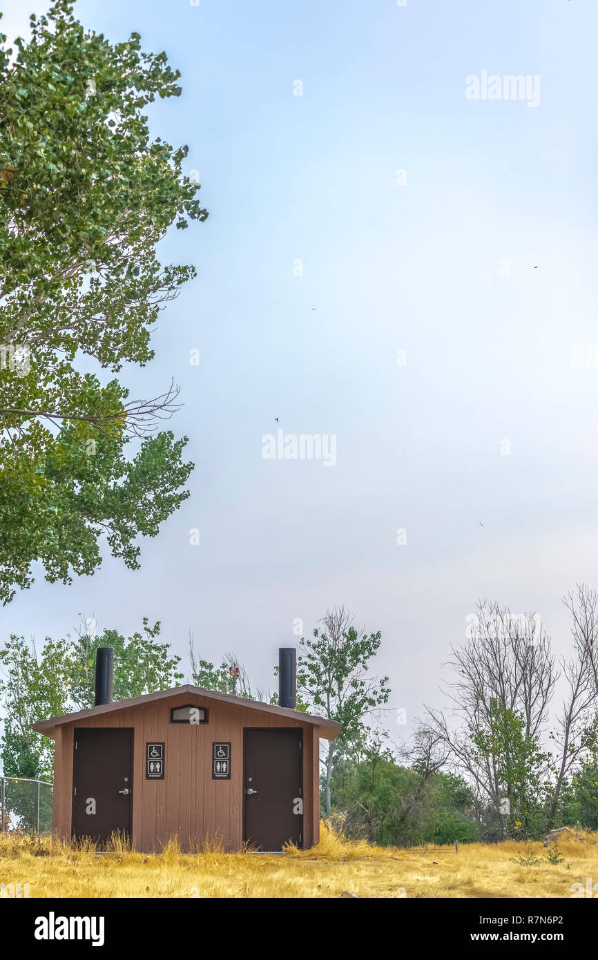 Toilette im Freien unter einem weiten Himmel in Provo Utah Stockfoto