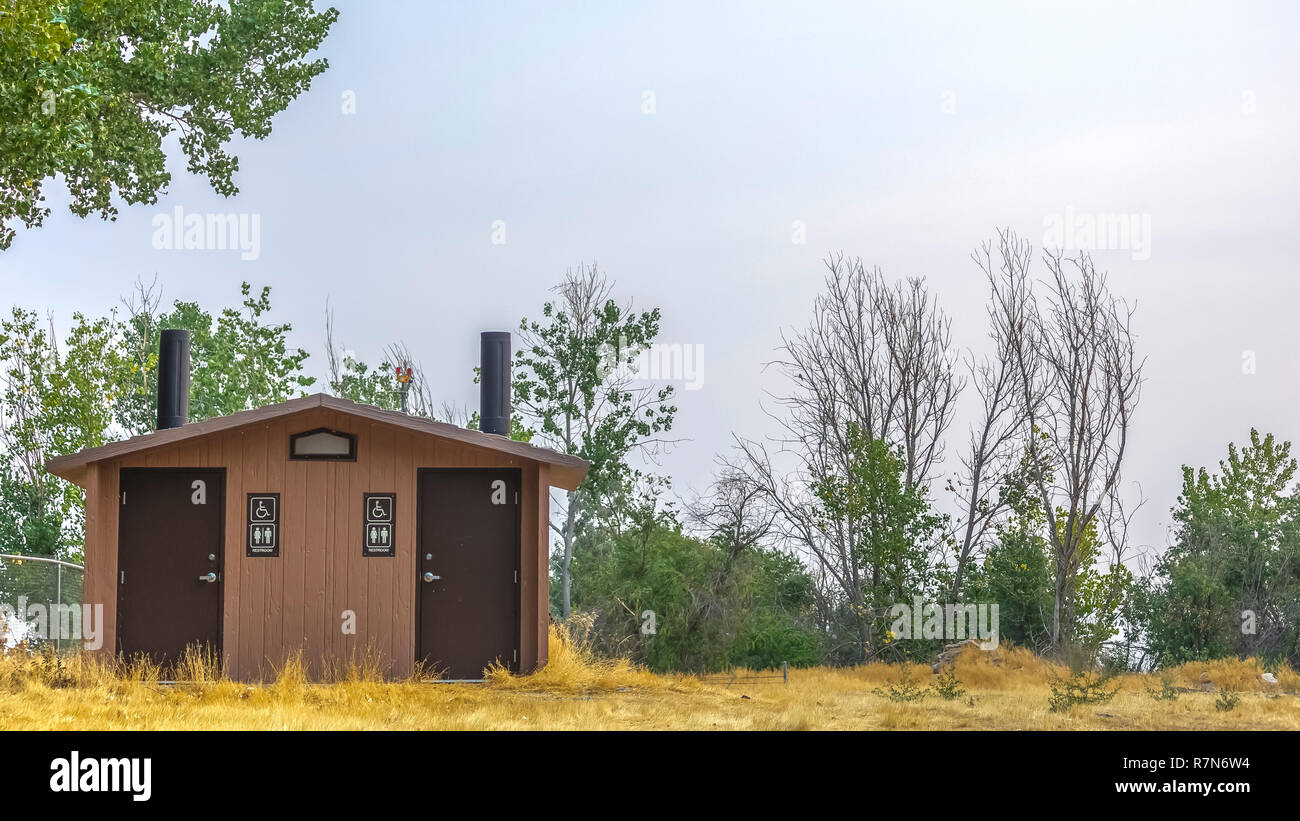 Öffentliche Toilette in Provo gegen Bäume und Himmel Stockfoto