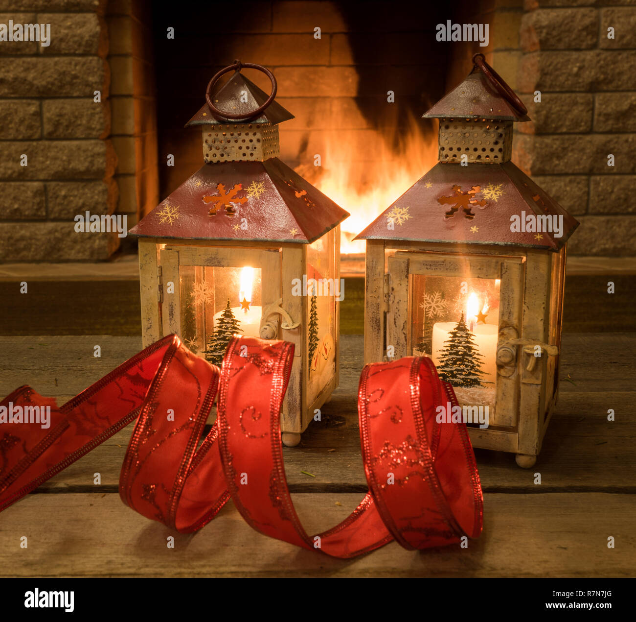 Frohe Weihnachten vor dem gemütlichen Kamin mit Weihnachten Laternen, Kerzen und Kegel, auf alten, braunen Tisch, vertikale Ausrichtung. Stockfoto