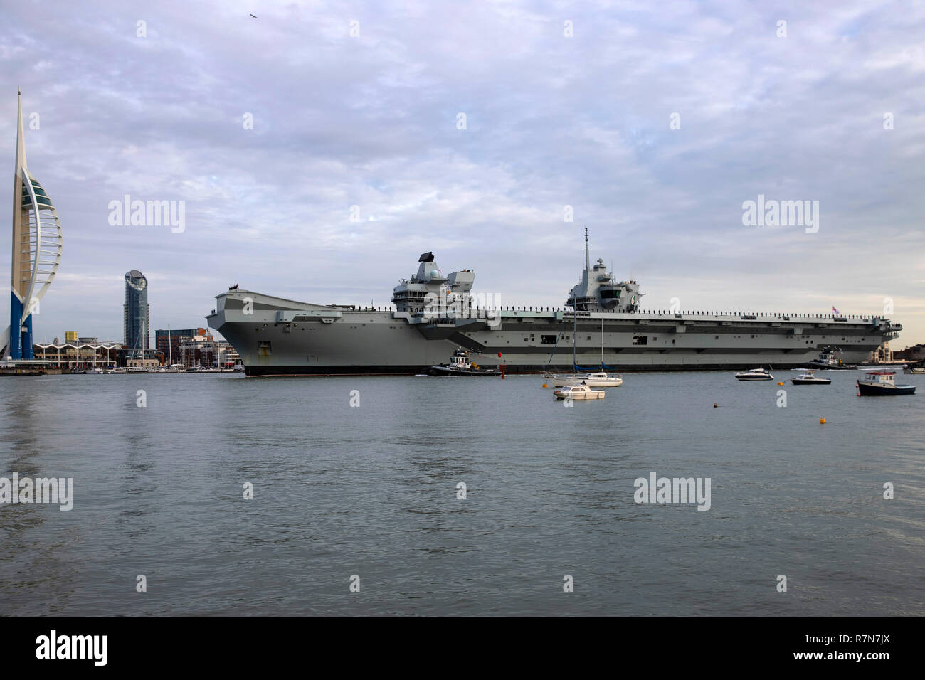 Royal Navy Flaggschiff HMS Queen Elizabeth Ankunft an Ihrem Haus Hafen von Portsmouth am 10. Dezember 2018. Die Spinnaker Tower befindet sich auf der linken Seite des Bildes Stockfoto