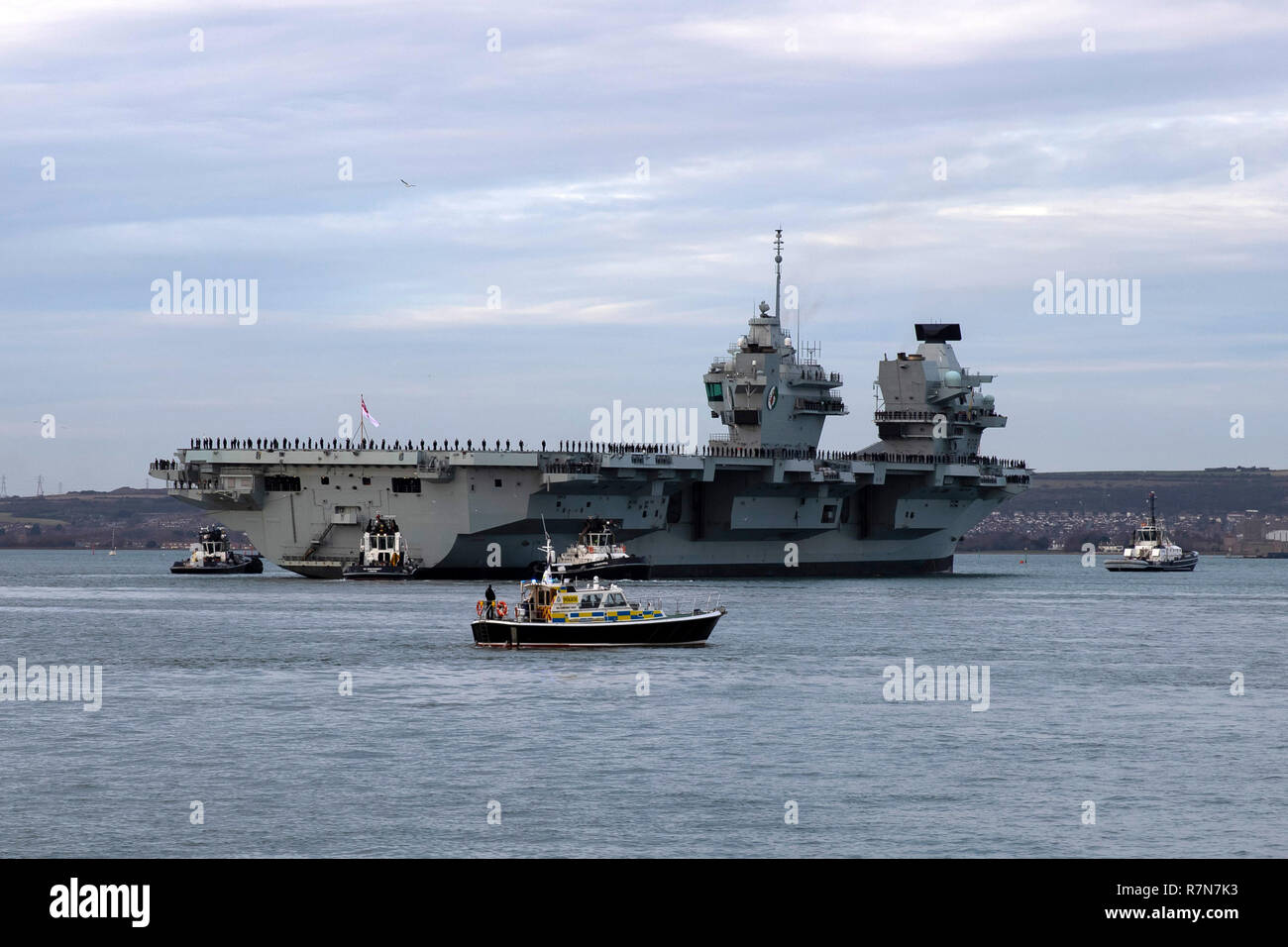 Royal Navy Flaggschiff HMS Queen Elizabeth Ankunft an Ihrem Haus Hafen von Portsmouth am 10. Dezember 2018 und das Manövrieren in die Princess Royal Jetty Stockfoto