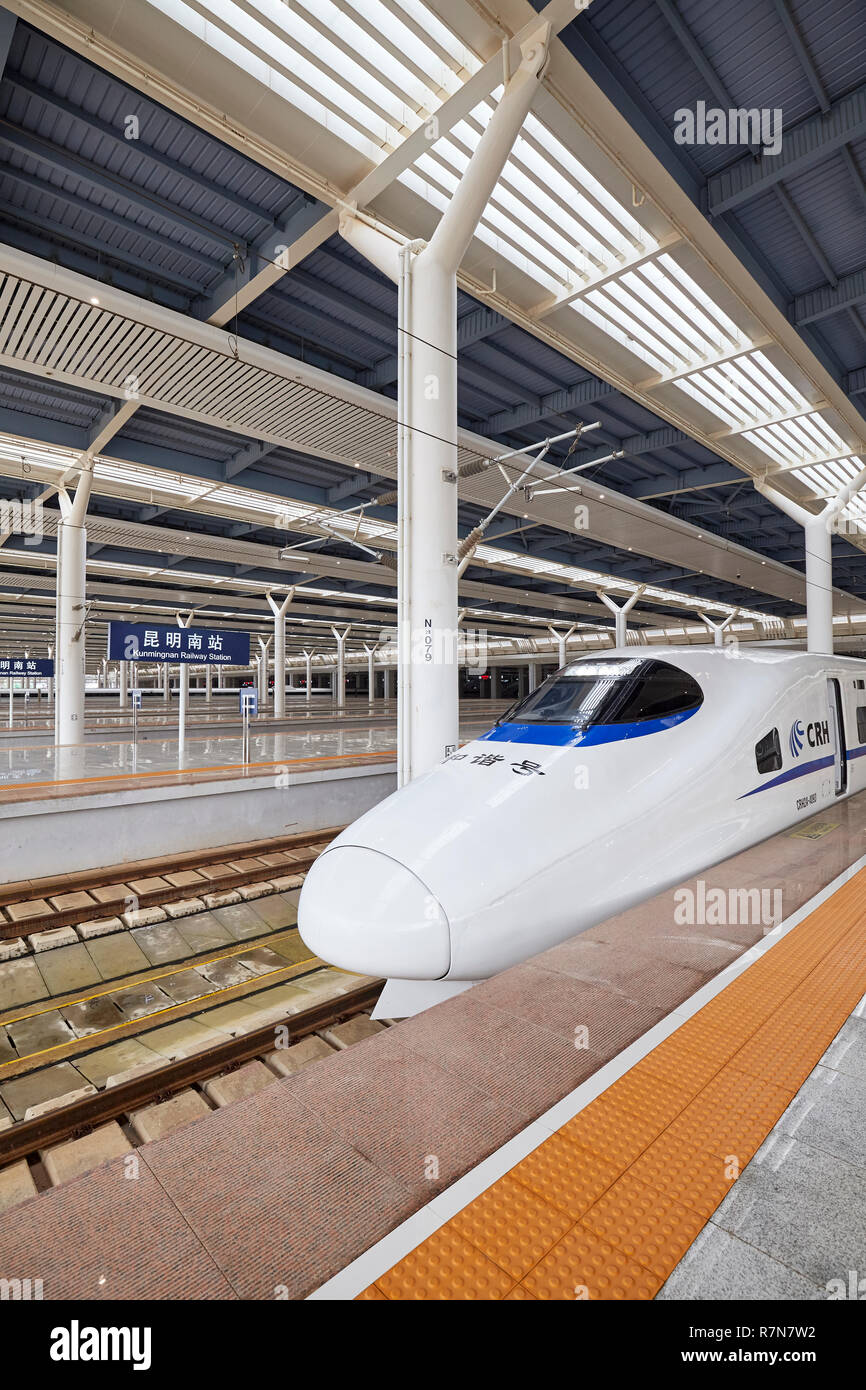 Kunming, China - September 21, 2017: Hochgeschwindigkeitszug fährt vom Bahnhof. Mit der Bahn über 28 000 km im Jahr 2018, High-speed Rail (HS Stockfoto