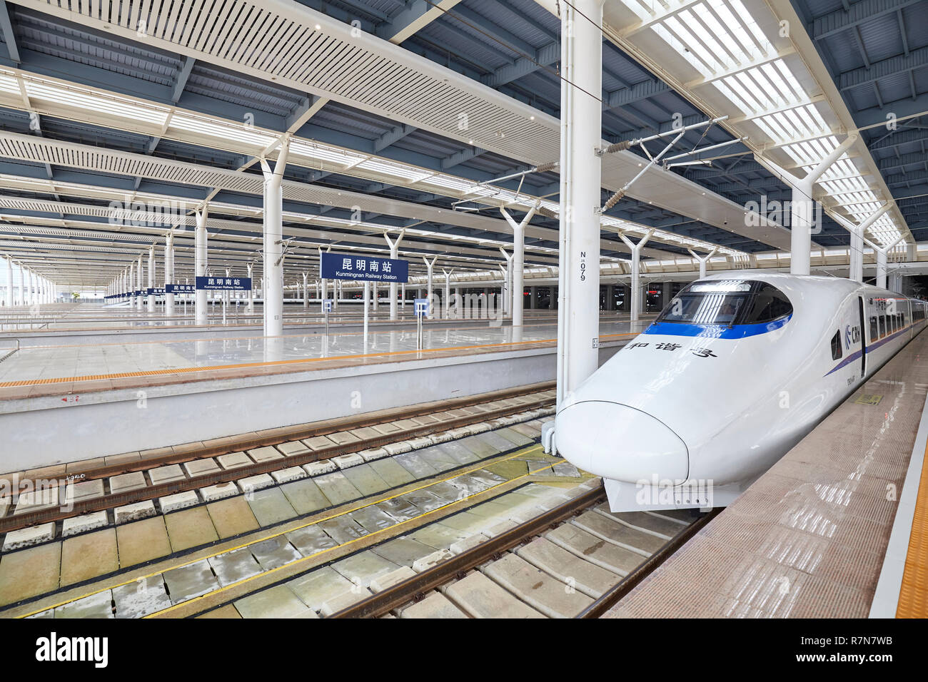 Kunming, China - September 21, 2017: Hochgeschwindigkeitszug fährt vom Bahnhof. Mit der Bahn über 28 000 km im Jahr 2018, High-speed Rail (HS Stockfoto