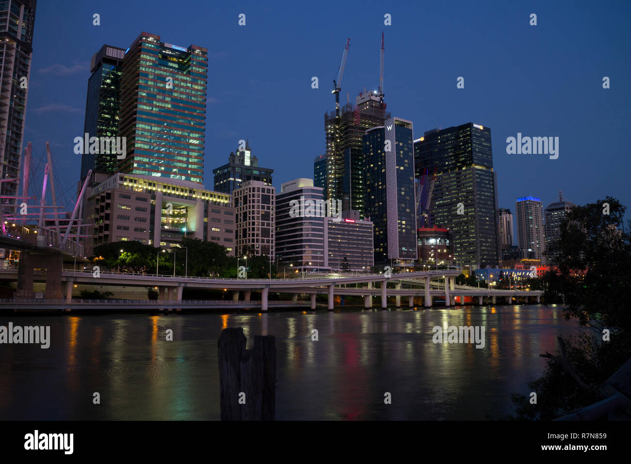 Brisbane City Centre und Brisbane River bei Nacht, Queensland, Australien Stockfoto