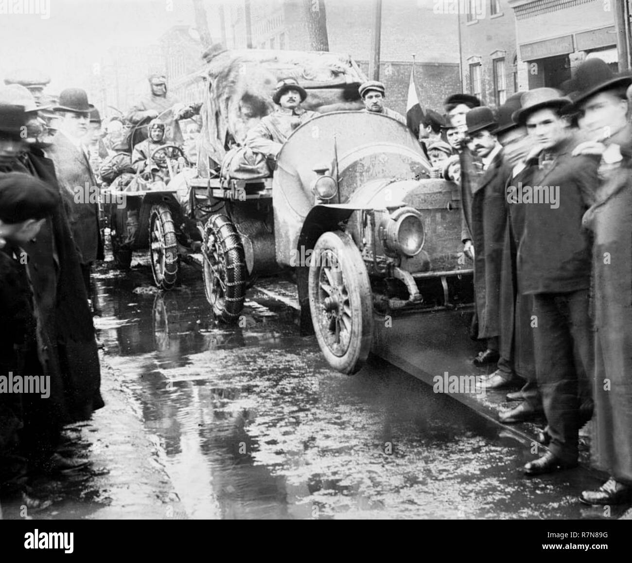 New York, Paris auto Rennen. Die Italain Zust Auto bei der Thomas Flyer in Utica, New York State 1908 gefolgt. Stockfoto