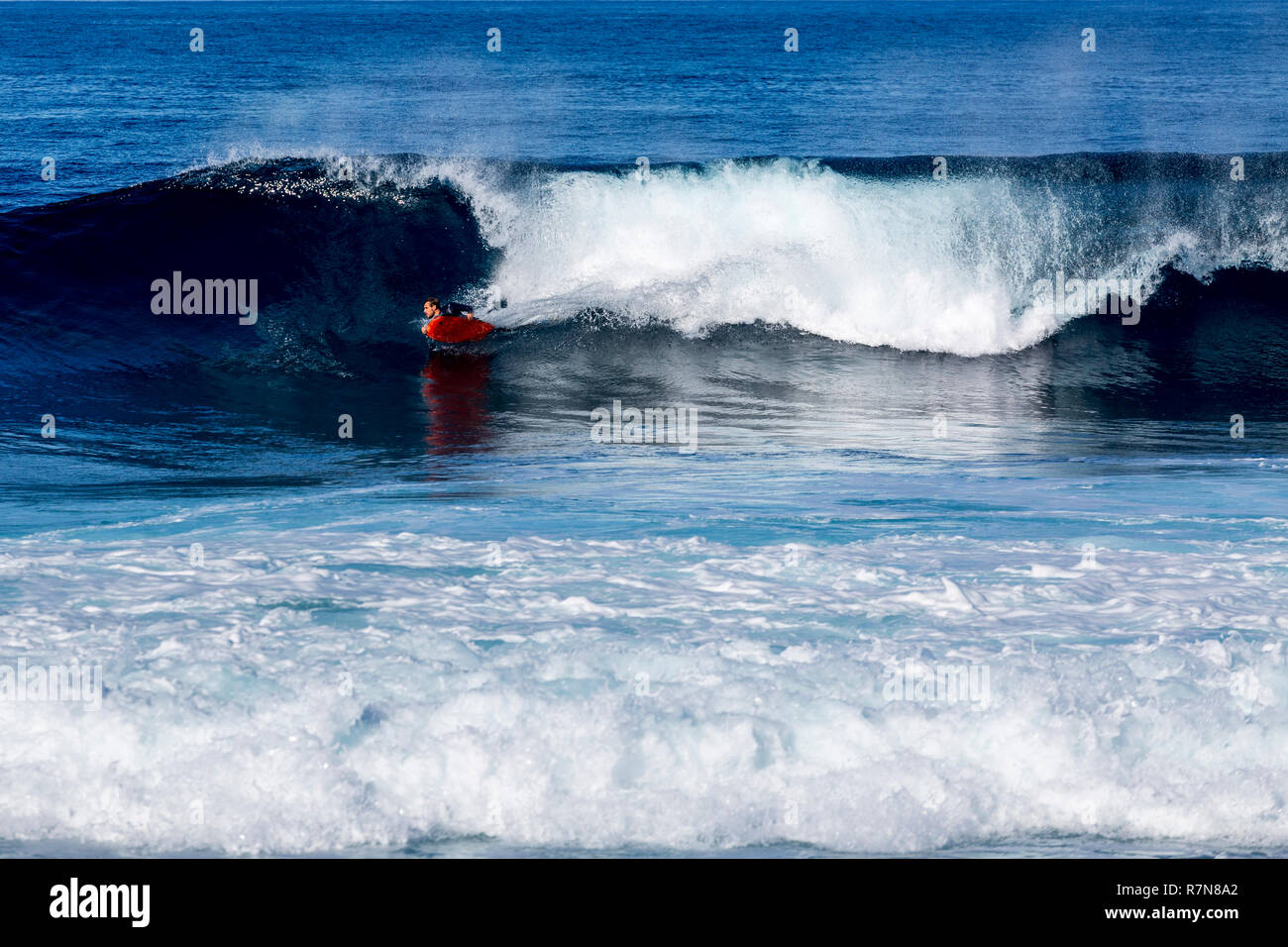 Punta Blanca, Alcala, Teneriffa. Surfer in Aktion an der Westküste von Teneriffa, Kanarische Inseln, Spanien. Stockfoto