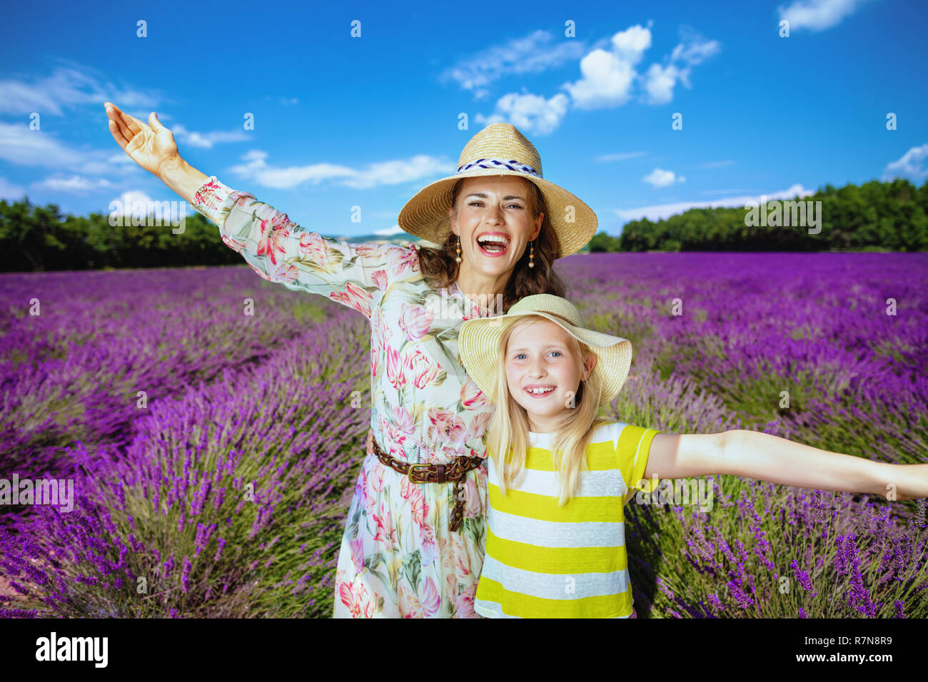 Gerne trendy Mutter und Tochter im lavendelfeld in der Provence, Frankreich freuen. Freundliche Familie haben schönen Tag. Tag in picturescue Lavendel Feld Stockfoto