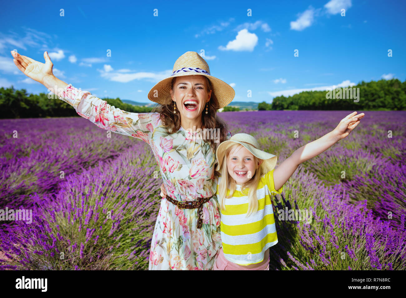 Glückliche junge Mutter und Kind im lavendelfeld in der Provence, Frankreich freuen. Begeistert Familie schöne Lavendelfeld in der Blüte finden unvergesslich zu nehmen Stockfoto