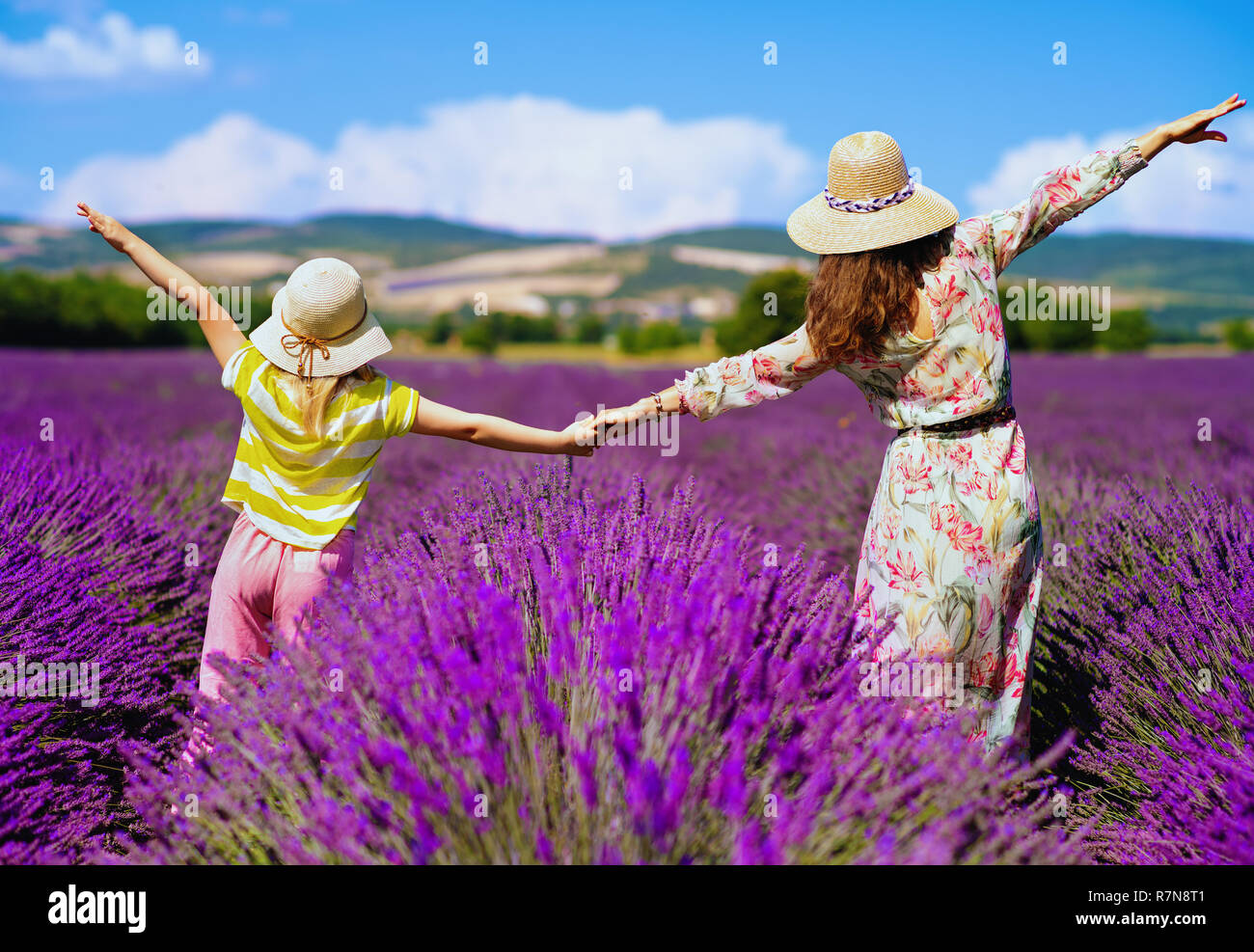 Hinter der jungen Mutter und Kind Freude gegen Lavendelfeld in der Provence, Frankreich gesehen. Guten Sommer Tag lavendel Wiese in der Nähe von Sault. Mot zu besuchen Stockfoto