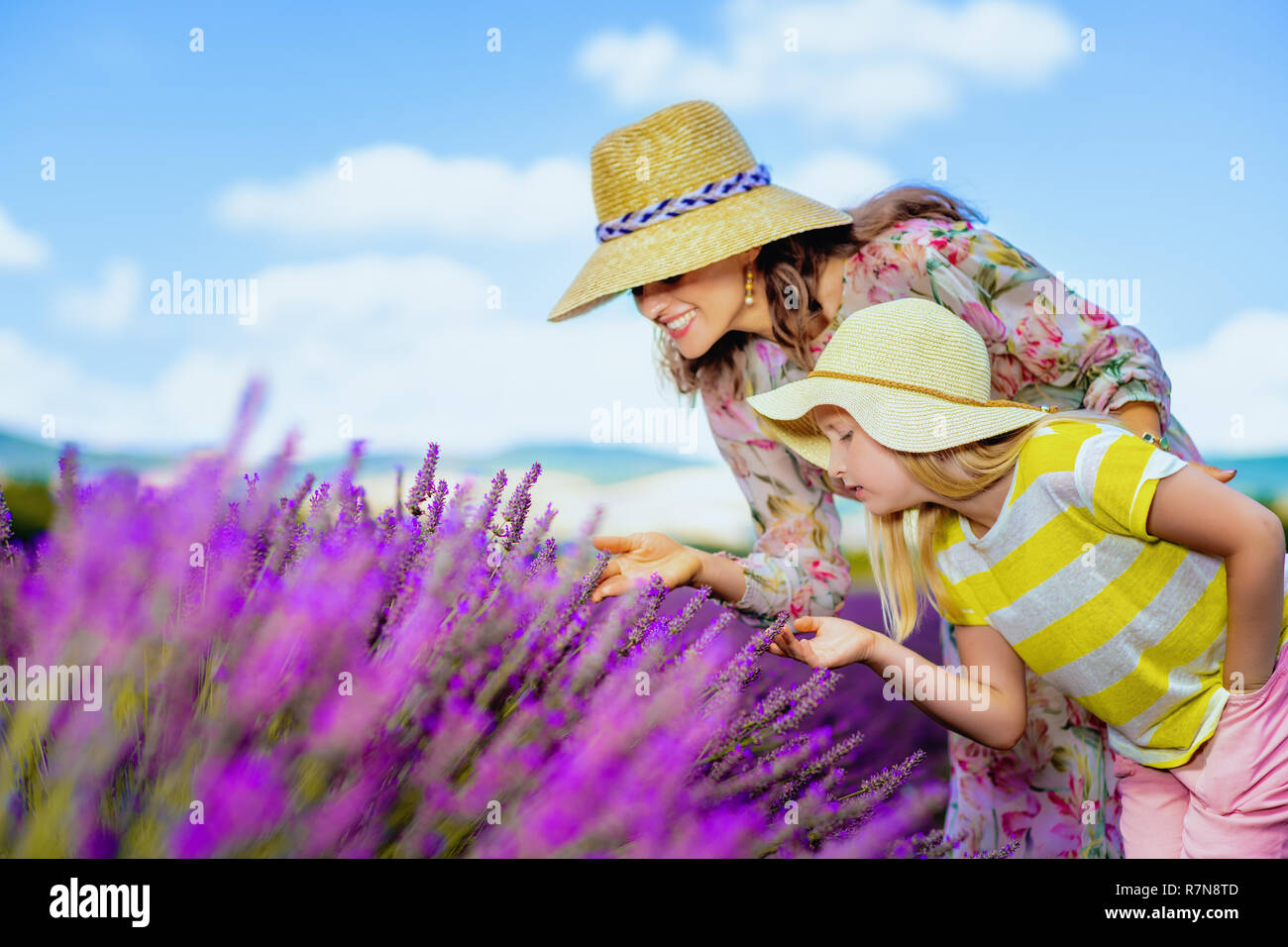 Junge Mutter und Kind im lavendelfeld in der Provence, Frankreich duftenden Lavendel-Provence unzweifelhafte ländliche Highlights. mutter und kind im stroh Hüte Stockfoto