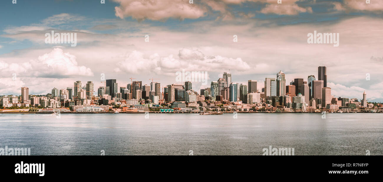 Seattle Skyline von Elliott Bay, Puget Sound, mit Orange und teal Retro Look, Washington State, USA. Stockfoto
