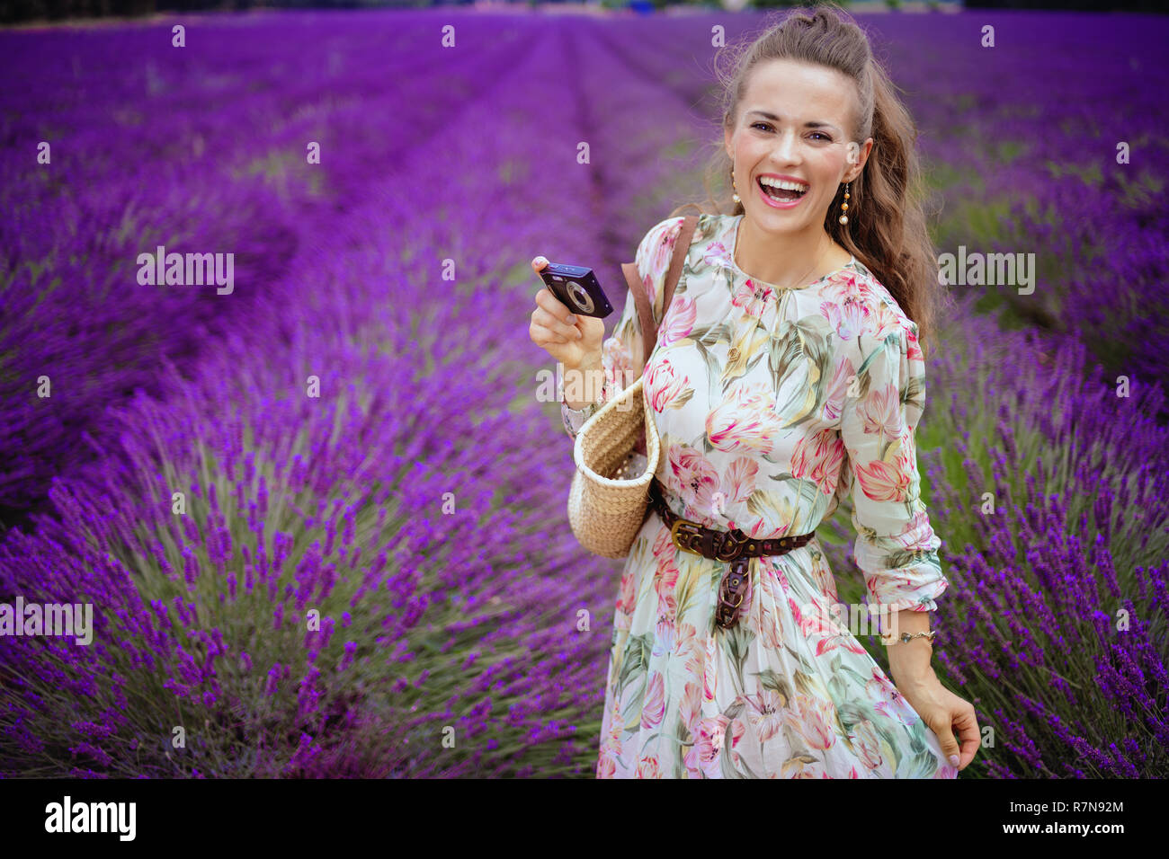 Portrait von Happy Elegant Frau in langen Kleid, Fotos mit der Digitalkamera im lavendelfeld in der Provence, Frankreich. Sommer in der Provence - die beste Tim Stockfoto