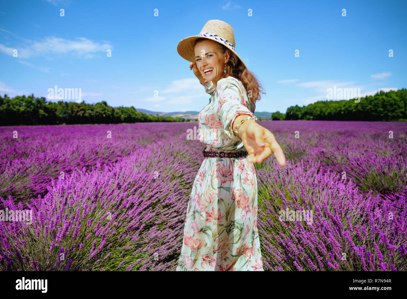 Gerne stilvolle Frau fordert ein Spaziergang gegen Lavendelfeld in der Provence, Frankreich. Gesunde Promenade an der Bunten ländliche Seite der südlichen Region des Fra Stockfoto