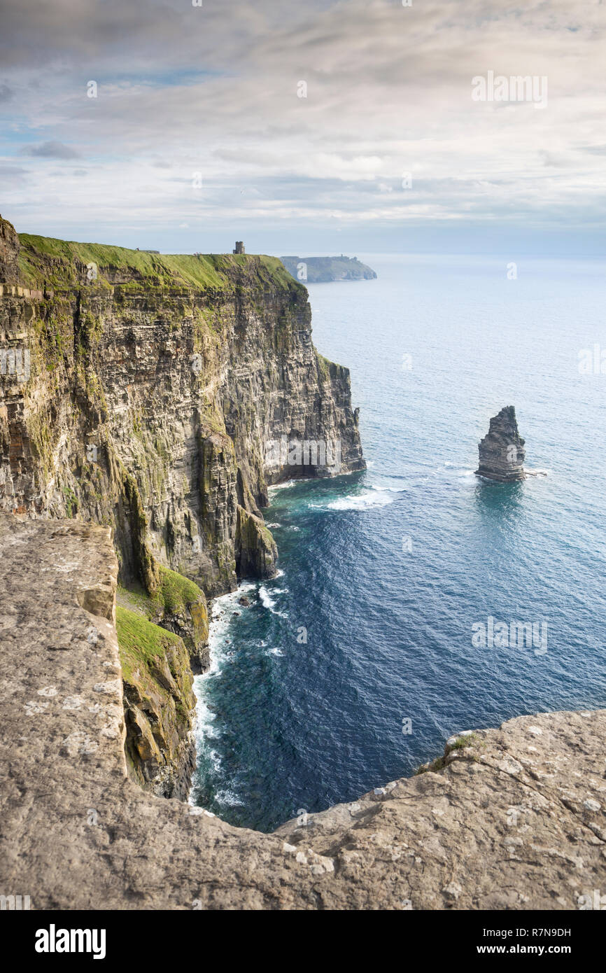 Die Klippen von Moher zu O'Brien's Tower, in Clare, Irland. Branaunmore Meer stack. Niedrig stehende Sonne am Abend. Stockfoto
