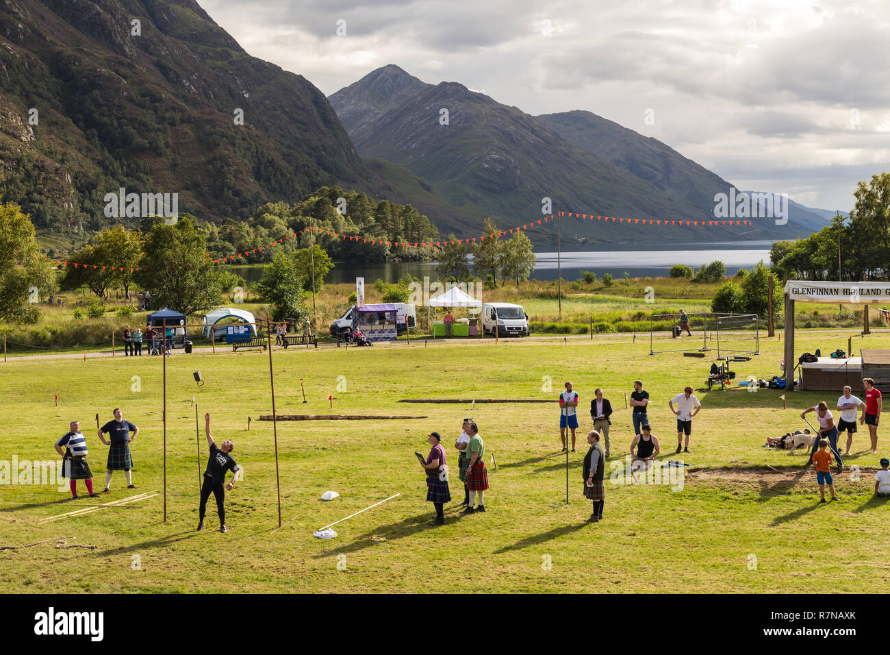 Glenfinnan Highland Games. Ein "Gewicht über der Bar' oder 'Gewicht für Höhe' werfen, Wettbewerb stattfindet. Stockfoto