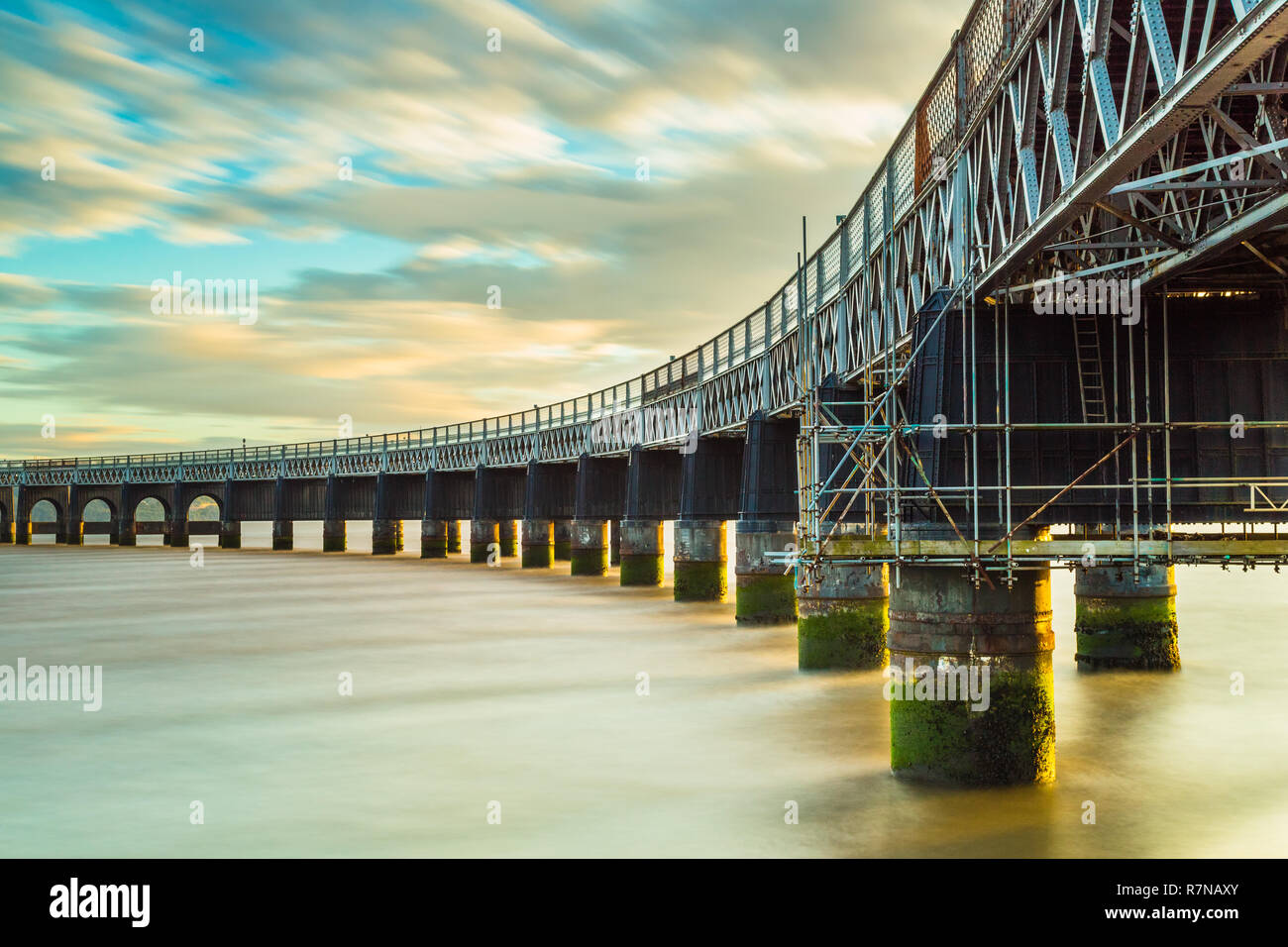 Eine lange Exposition hat die Bewegung des Flusses geglättet und verwischt die Wolken. Stockfoto