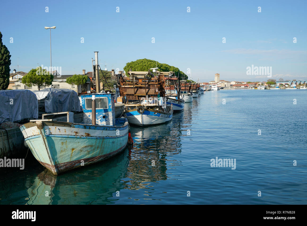 Einige Fischerboote vertäut an der Pier im Hafen von Marano Lagunare, Friaul Julisch Venetien, Italien Stockfoto