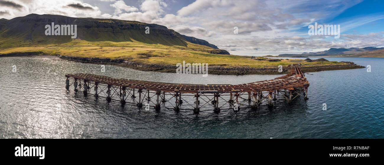 Verrostete pier, Überreste eines US-amerikanischen und britischen WWII naval Installation, Hvitanes, Hvalfjordur Island. Stockfoto