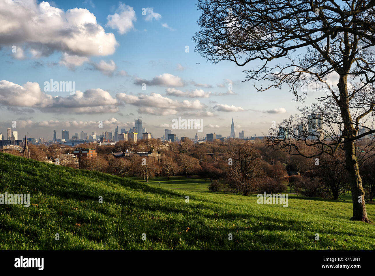 Die dramatische Skyline von London aus gesehen in der Nähe der Gipfel der Primrose Hill in Camden Town, nördlich von London in der Nähe des Regents Park im Herbst Licht Stockfoto