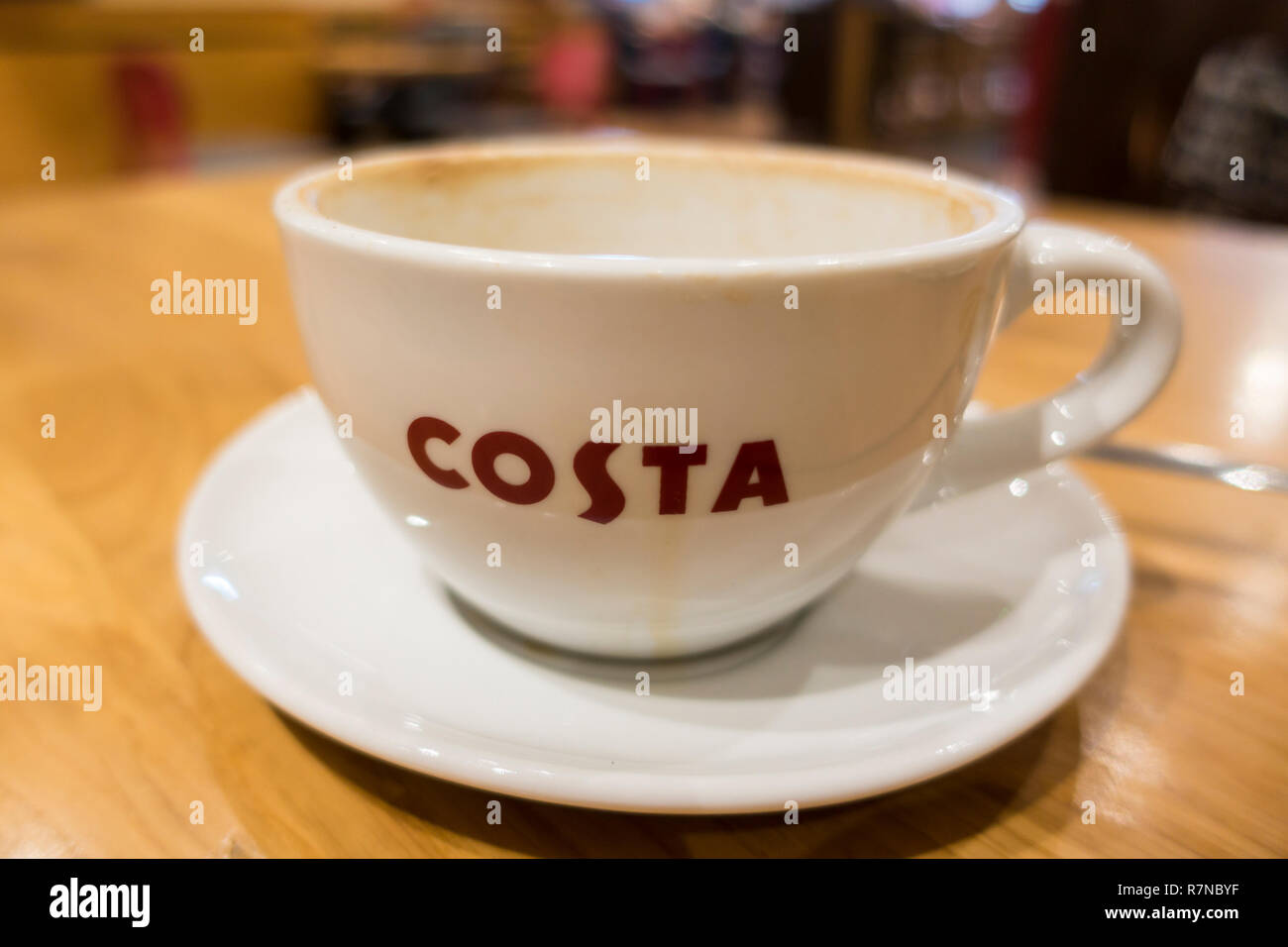 Eine gebrauchte leere Costa Coffee Cup in einer britischen Coffee Shop Stockfoto