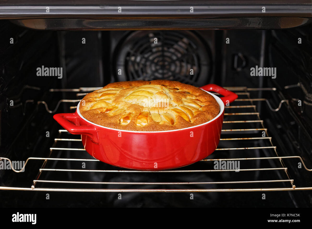 Sie hausgemachte Kuchen-Torte mit Äpfel im Backofen auf Home Küche gekocht Stockfoto